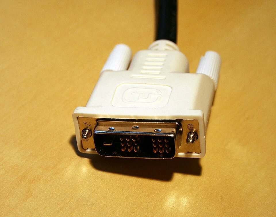 DVI-D 케이블 커넥터와 고정 나사