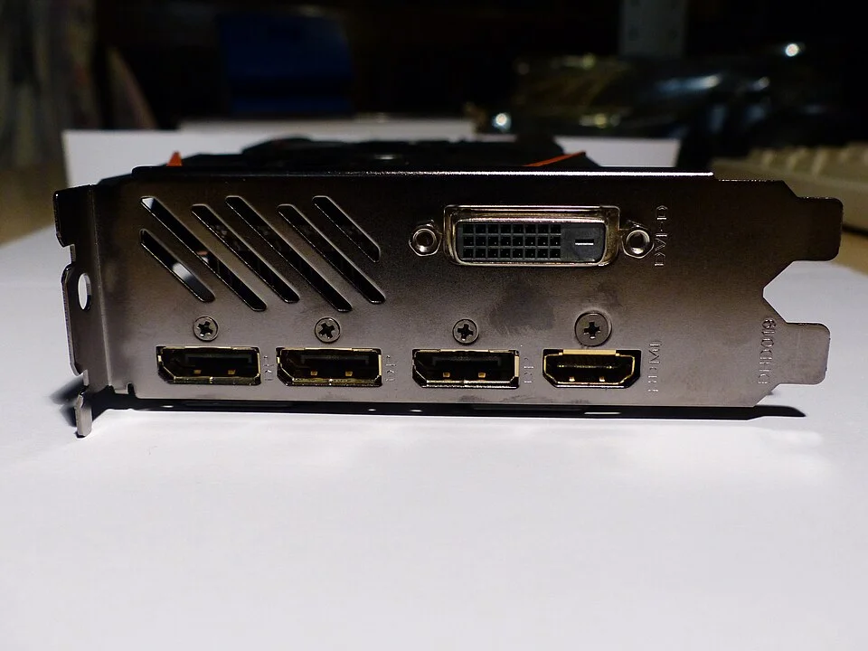 HDMI와 DisplayPort 출력이 있는 그래픽카드 후면