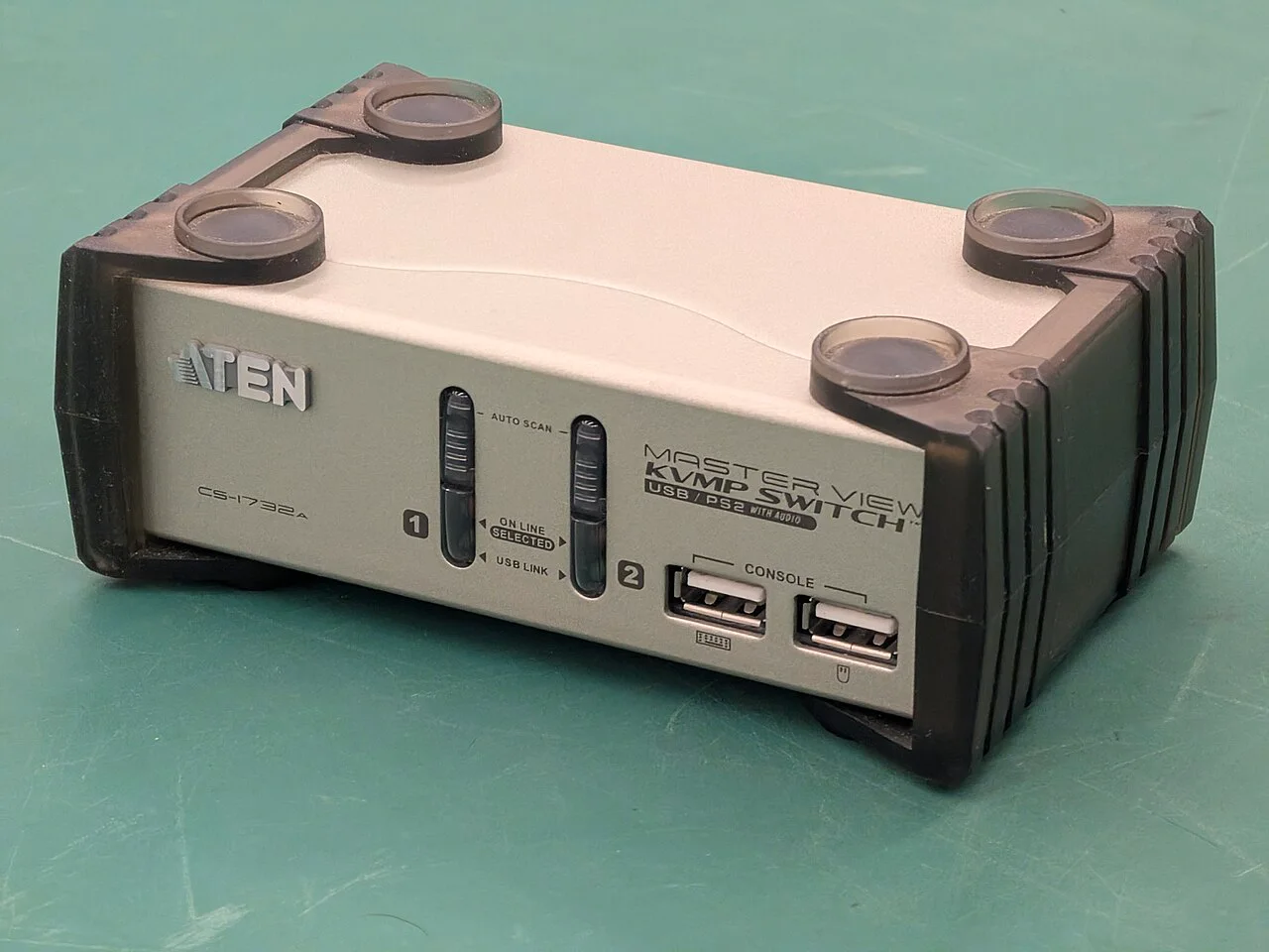 전면 USB 포트가 있는 ATEN CS1732A KVM 본체