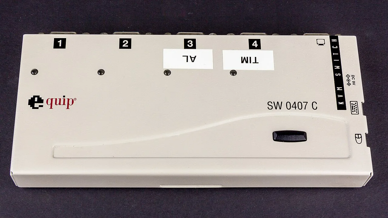 1부터 4까지 PC 선택 번호가 표시된 Equip KVM