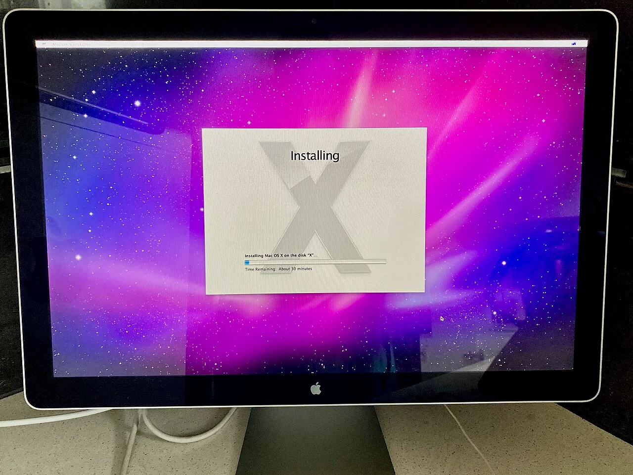 16:10 화면을 사용한 Apple LED Cinema Display 24인치 실물