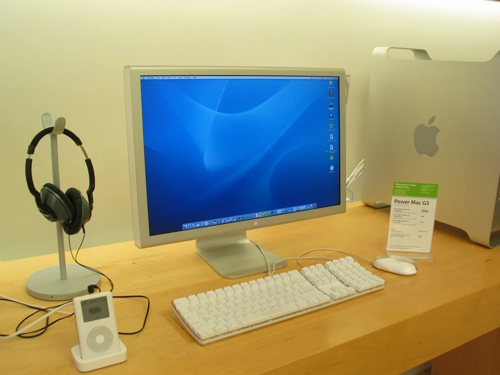 2004년 Apple 알루미늄 Cinema Display와 Power Mac G5 작업 구성