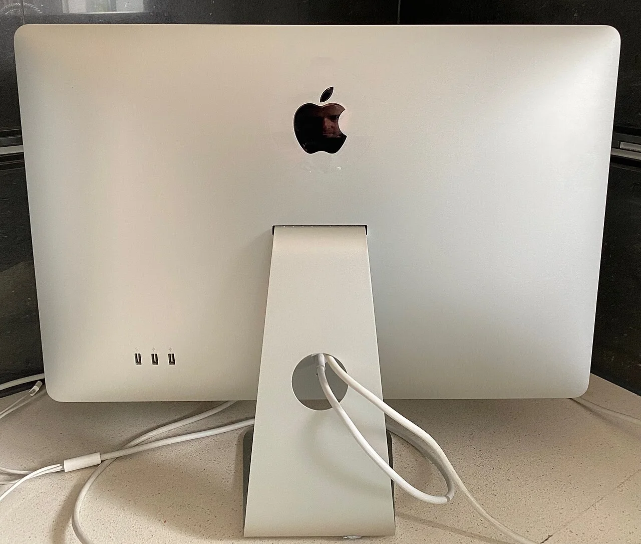 구형 Apple LED Cinema Display 24인치 실제 후면. 당시 USB·케이블 연결 자료이며 최신 모니터 연결 조건으로 일반화하지 않습니다.