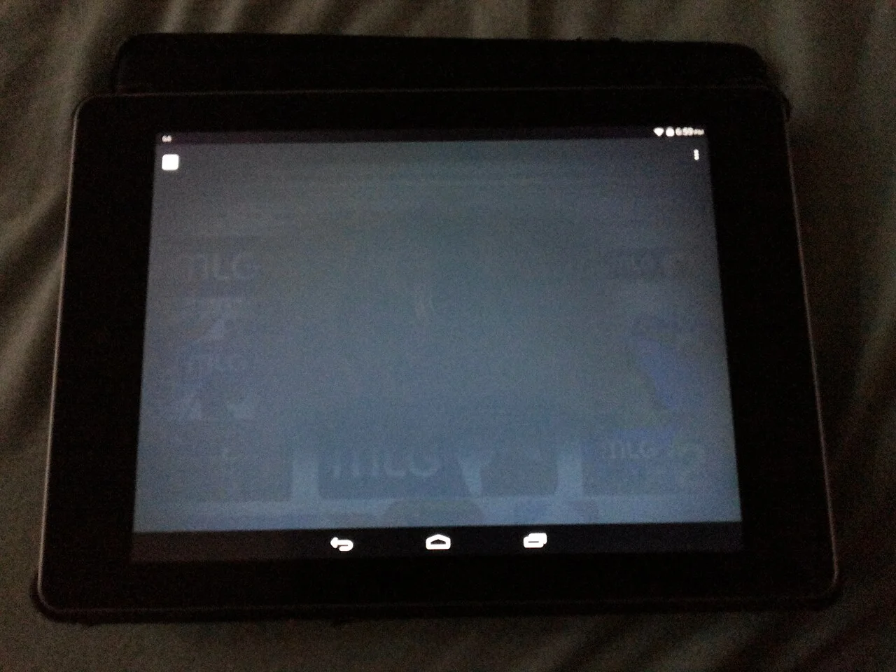 LCD 태블릿 Acer Iconia 화면에 이전 내용의 흔적이 겹쳐 보이는 실물 사진