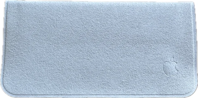 사용 흔적이 있는 실제 Apple Polishing Cloth. 청소 천 자체를 관리하는 절의 자료이며 오염된 상태로 계속 쓰라는 예시나 신제품 사진이 아닙니다.