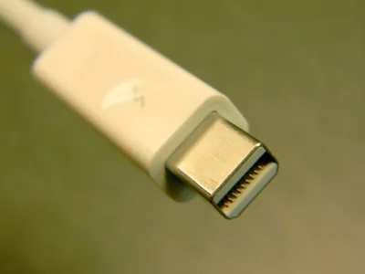 번개 표시가 있는 구형 Mini DisplayPort 형태 Thunderbolt 케이블