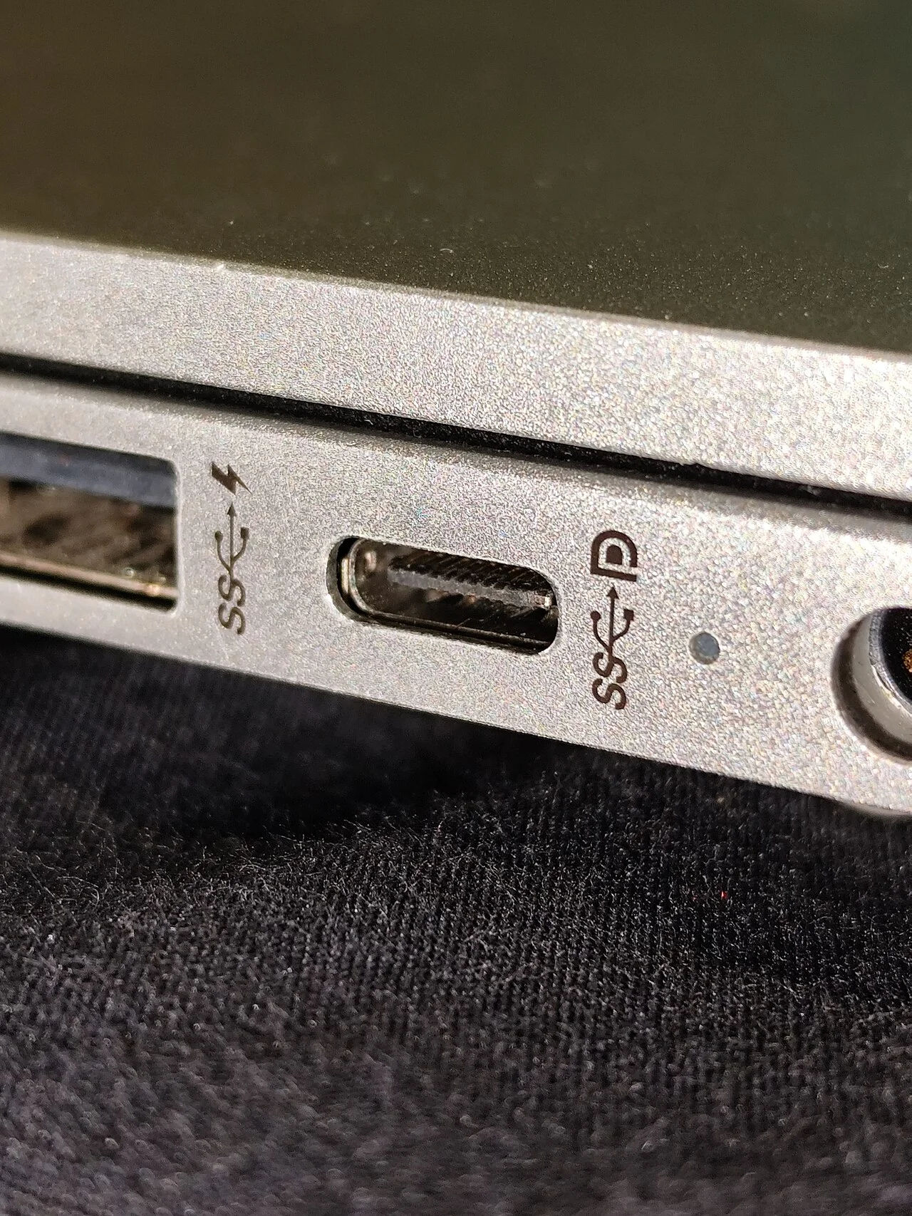 DisplayPort 표시와 USB 표시가 있는 HP ProBook USB-C 포트