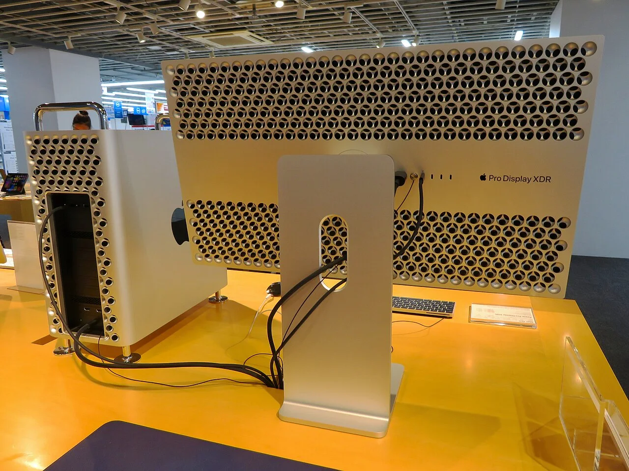 실제 2019년형 Pro Display XDR와 Mac Pro 후면. 현재 Studio Display XDR 사진이 아니며 사진으로 HDR 밝기·화질을 측정하지 않습니다.