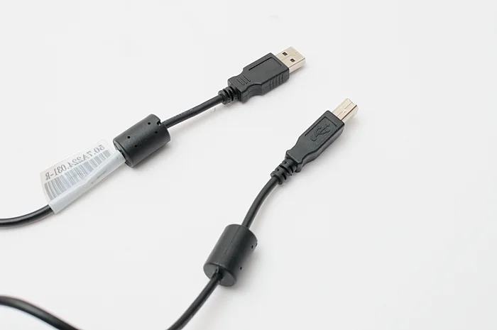 ViewSonic TD2220의 USB-A와 Type-B 끝이 있는 업스트림 케이블