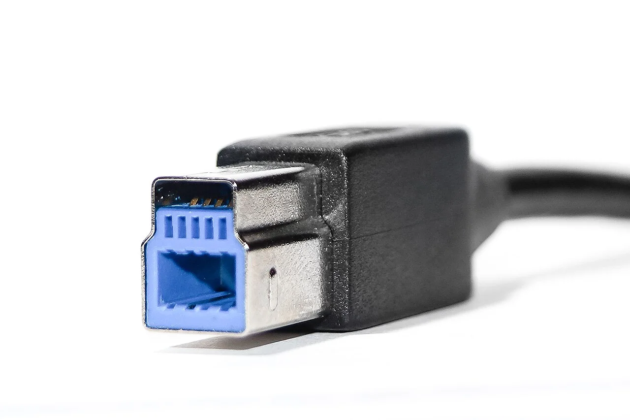 윗부분이 확장된 USB 3.0 Standard-B 플러그의 실제 모습